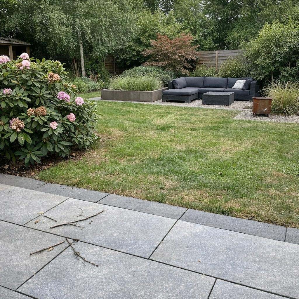 Rododendrons in een moderne tuin met strakke lijnen en wintergroene basis